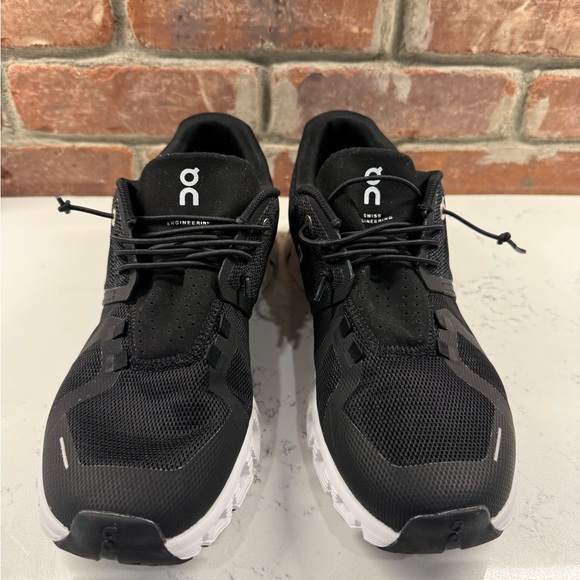 On cloud Running black and white - Picture 7 of 8